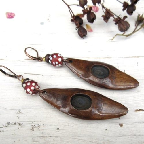 Des boucles d'oreille " talisman " avec breloques en corne de boeuf du népal .... : "sensations d'espoir"