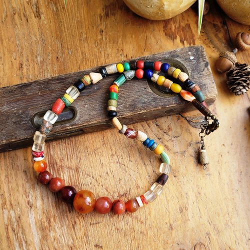 Le collier tribal, primitif, unisexe et ethnique, cornaline, superbes perles anciennes en verre d'afrique ...: "rythmes ondoyants"
