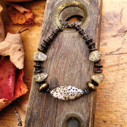 Un bracelet boho chic avec marquise en bois pétrifié et perle en quartz rutile or du brésil : "de la bonne humeur"