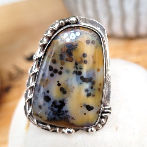 Une bague argent massif 925 avec un cabochon polka dots agate pour le côté vintage ....