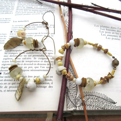 Une parure bracelet et boucles d'oreille avec porcelaine et coquillage venus de l'île de skye ... : "farandole sur la plage"