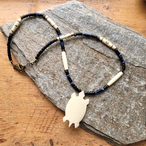 Un collier unisexe ethnique amérindien navajo avec torture et perles os, perles lapis lazuli. : "pour toi"