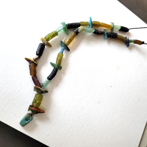 Un long collier zuni avec traces du passé, perles ethniques- oiseaux-  verre irisé époque romane: "souffles amérindiens" !!!!