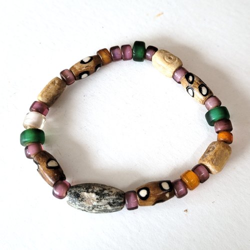 Un bracelet tribal ethnique et unisexe avec anciennes perles du monde. : "mystérieuses rencontres"