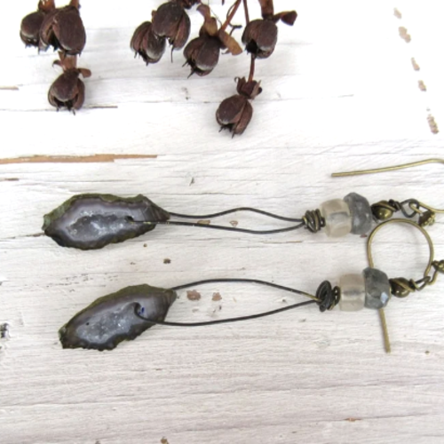 Des boucles d'oreille contemporaines bohèmes avec géodes tabasco terre : "sculpteurs de mystères"