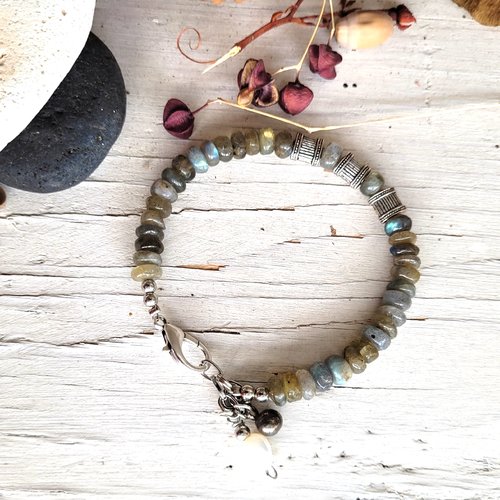 Un merveilleux bracelet "racé" avec anciennes perles tribales berbères argentées et labradorite : "matin de septembre"