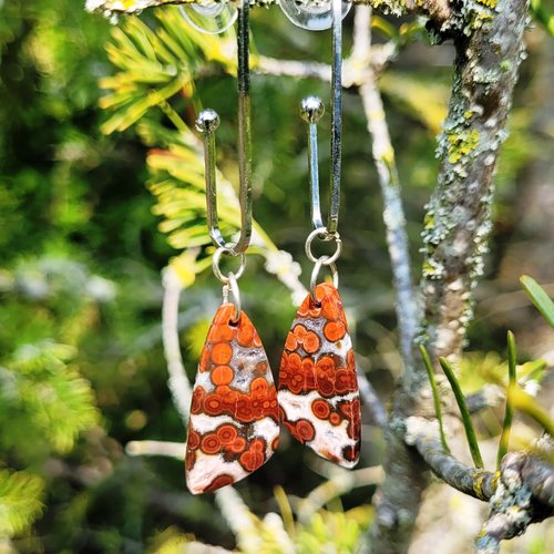 Des boucles d'oreille minimalistes, énigmatiques avec cabochons en jaspe coquelicots d'indonésie : "contours de tendresse" ...