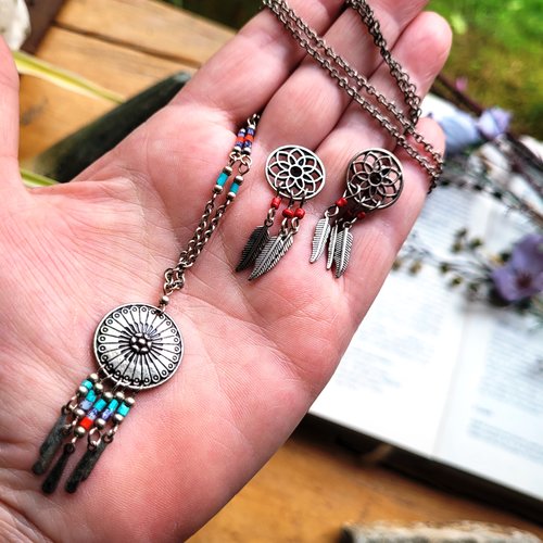 Une parure boucles d'oreille et collier, boho tribale amérindienne avec plumes argentées, turquoise, corail : "cycle de vie"