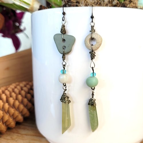Des boucles d'oreille asymétriques tribales, ethniques et primitives avec perle en préhnite  : "autant en apporte le vent "