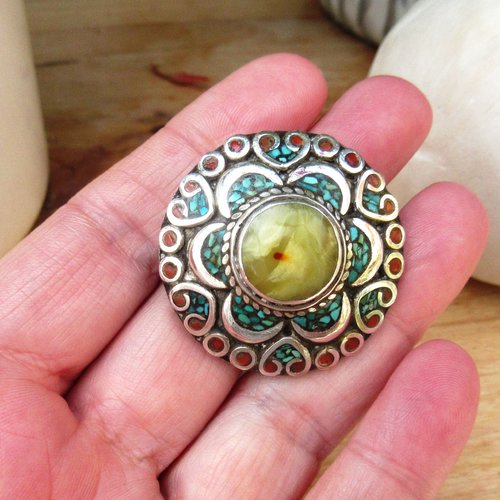 Une bague ethnique tibétaine, argent massif 925 avec turquoise, ambre jaune, corail ..... pour le côté vintage !!!