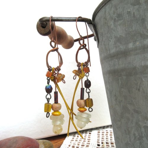 Infimes palpitations : des boucles d'oreille primitives poétiques petits grigris avec ambre, bague dutch dogon ..