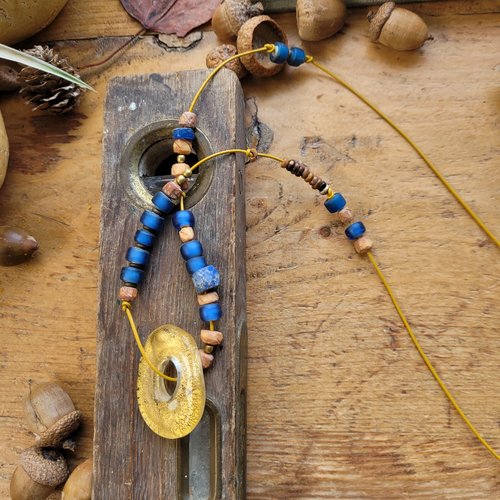 Un collier mi-long minimaliste avec pendentif verre murano ... : "l'or du jour"