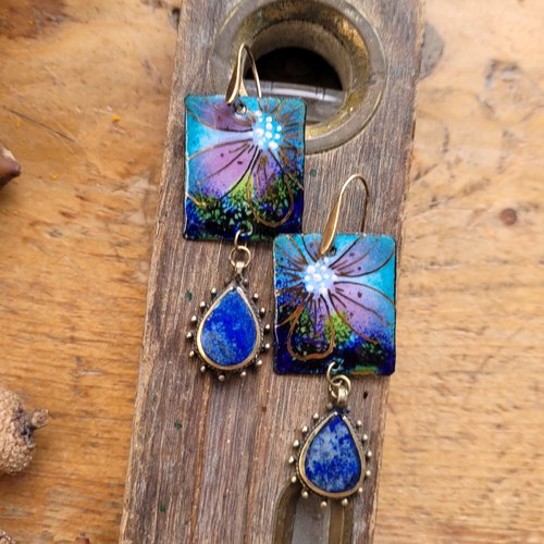 Splendides breloques émail artisanal pour ces boucles d'oreille avec perles berbères lapis lazuli et laiton: "ambiance poétiqu