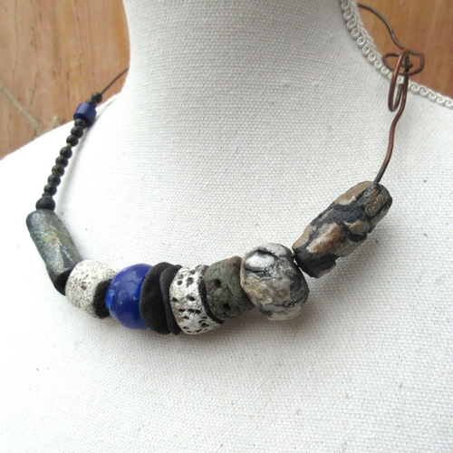 Un collier tribal rustique et primitif avec céramiques artisanales raku : "relief de l'ame"
