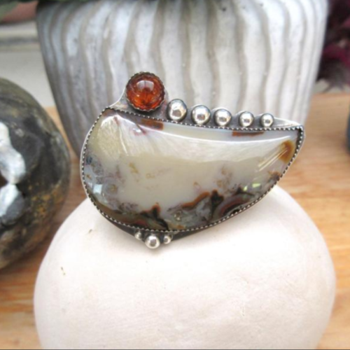 Du côté vintage : une bague en argent massif 925 avec superbes cabochons coyamito agate du brésil et opale !!!!