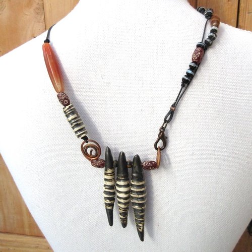 Un collier hétéroclite, nomade, tribal avec céramiques artisanales amulettes : "chemin des passions" !!!!