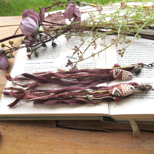 Vendu- des boucles d'oreille de style amérindien, avec céramiques artisanales, perles nila, cornaline, soies...: "des rêves suspendus "