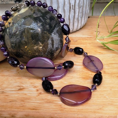 Un collier nomade, grungy et romantique avec ces splendides cabochon en agate et les perles améthyste .. : "conte des milles et une nuit"
