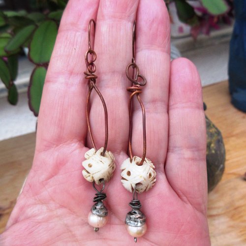 Des perles fines pour ces boucles d'oreille minimalistes ,gitanes et shabby chics !!!! : "les bulles rebelles "