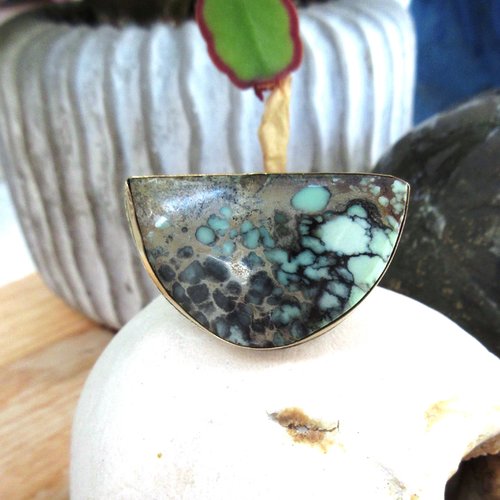 Une exceptionnelle et incroyable bague en argent 925 et or , avec un rare cabochon turquoise mine candelaria ...