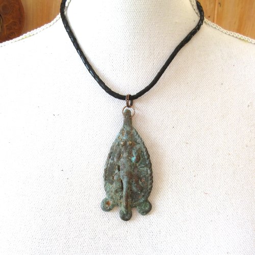 Un collier ras de cou, unisexe tribal, primitif et ethnique monté sur cuir tressé d'afrique : "gardien des temps"  ...