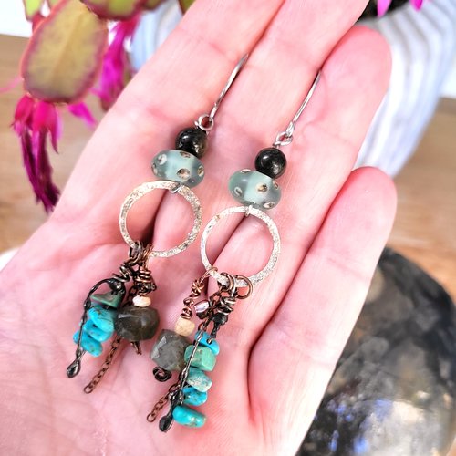 Des boucles d'oreille petites créoles tribales natures avec petits grigris labradorite, sleeping turquoise, etc ... : "eclats de lumière"