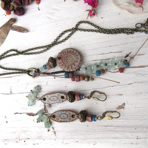 Une parure collier et boucles d'oreille , aux allures tribales boho chics avec perles précieuses : "secrets des incas"