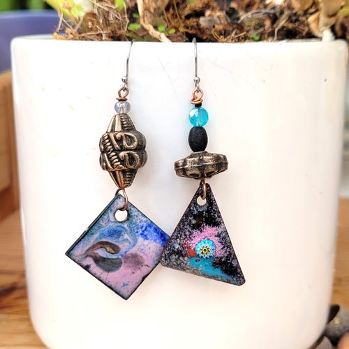 Boucles d'oreille asymétriques, contemporaines avec breloques émail artisanal, cadeau pour elle : "lumières secrètes" ...