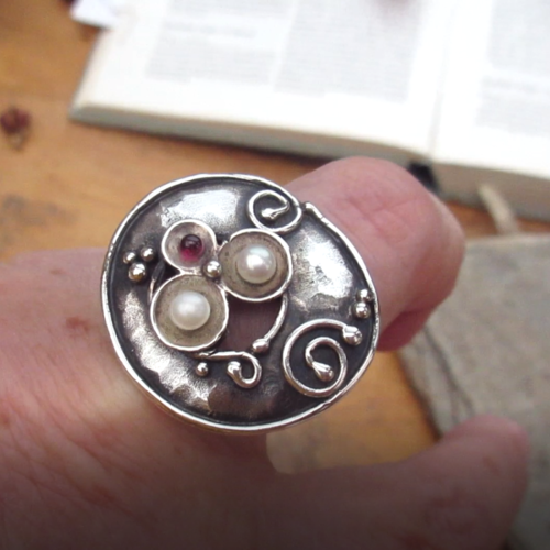 Une bague argent massif 925 avec des perles d’eau douce et grenat ...