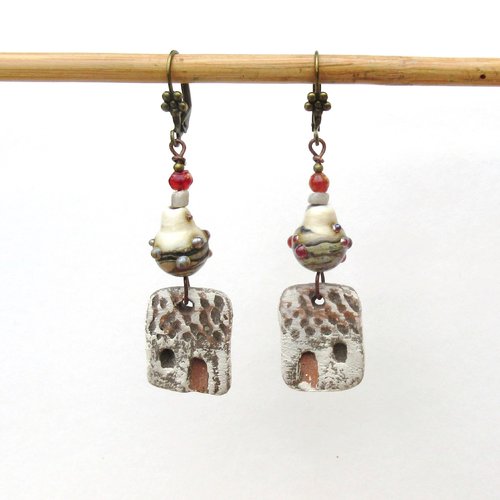 Des boucles d'oreille bohèmes et romantiques avec petites maisons céramiques !!!! : "fais du feu dans la cheminée..."