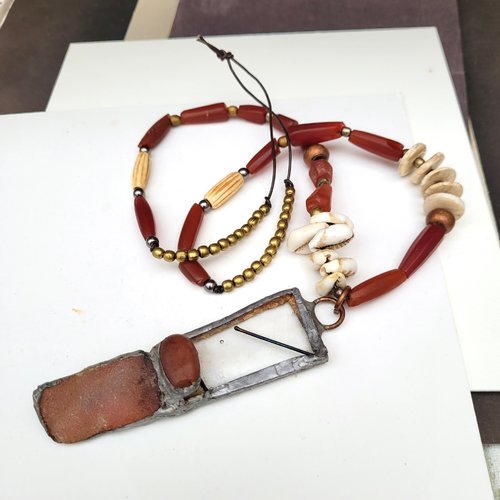 Un collier tribal avec anciennes cornalines et structure industrielle verre étain : "feuillage rouillé d'automne"