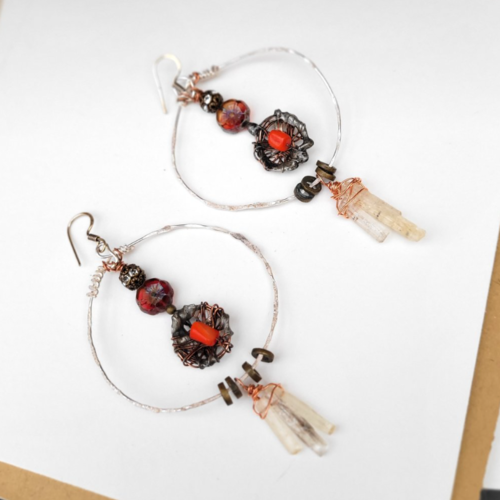 Boucles d'oreille créoles un rien asymétriques, peps garanti avec perles corail-breloques étain, kunzite  : " magie de la passion"