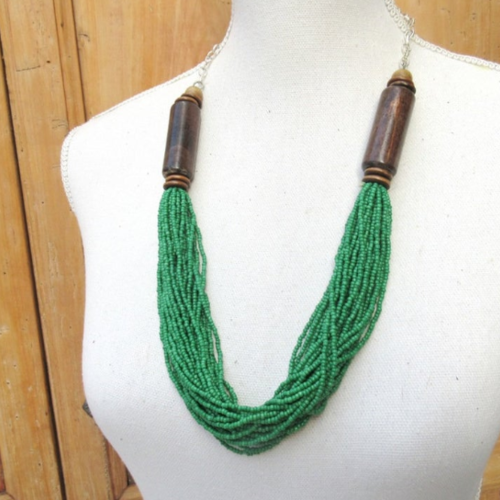 Un collier de style africain avec perle de verre 30 rangs : "des mémoires antérieures:"