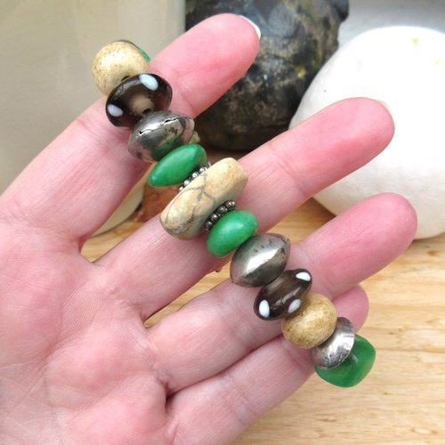 Un bracelet ethnique talisman des temps anciens avec perle en pierre du néolithique !!!!! : "messagers verdoyants"