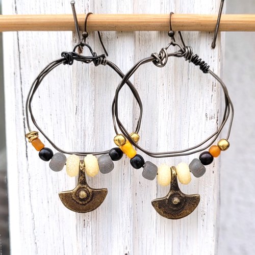 Des boucles d'oreille gitanes, tribales et primitives, avec structure créole bronze; création artisanale: "dynamique du trait"