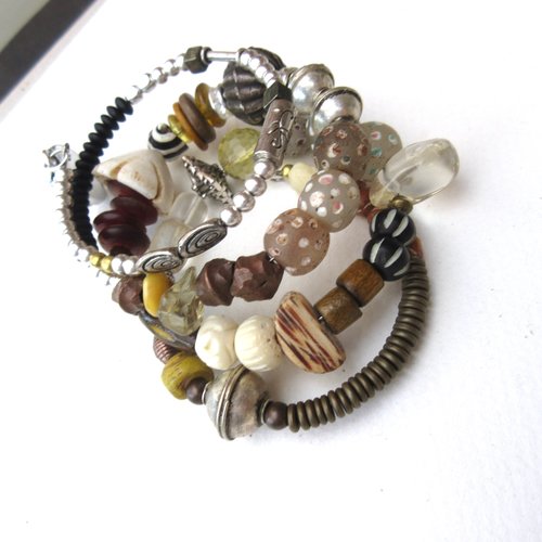 Un incroyable bracelet mémoire 3 rangs avec perles anciennes vénitiennes, perles verre hébron, citrine ...: "mémoire et energie"