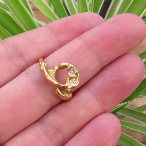 Du côté vintage : une bague décalée en or massif 18k avec deux diamants; création artisanale ...!!!