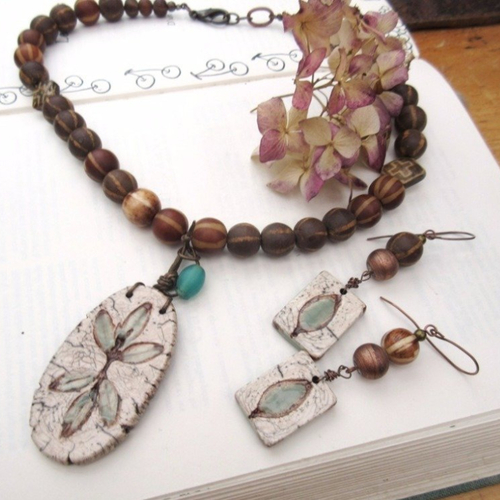 Parure ethnique collier et boucles d'oreille avec des perles rares et anciennes en bois fossile "pumtek" (laos) : "eclats du petit matin !!!