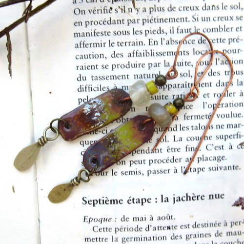 Des boucles d'oreille romantiques avec émail artisanal et pierre de lune ....: "esprit de lumière"