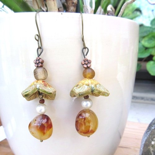Des boucles d'oreille natures, pimpantes de joie avec superbes agate jaune d'afrique !!!!: "une symphonie florale"