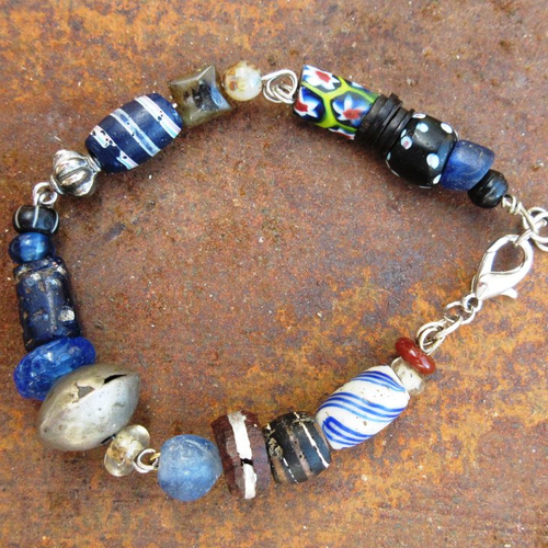 Un bracelet ethnique, zen et grungy avec perles de collections african trade beads !!! : "voyageuses a l'automne"