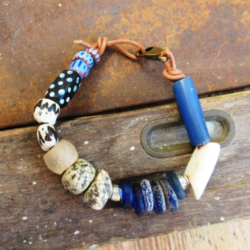 Vendu - bracelet tribal avec des perles rares vénitiennes, perles granit néolithique ...: "comme des frémissements de vies"
