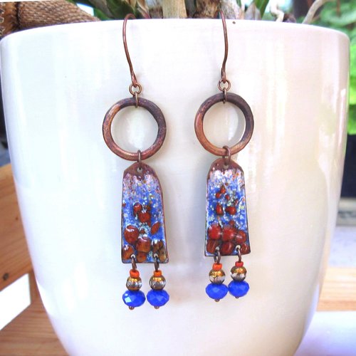 Boucles d'oreille hippies contemporaines : breloques cuivres artisanales ... : "traces de bleu & acajou" !!!!