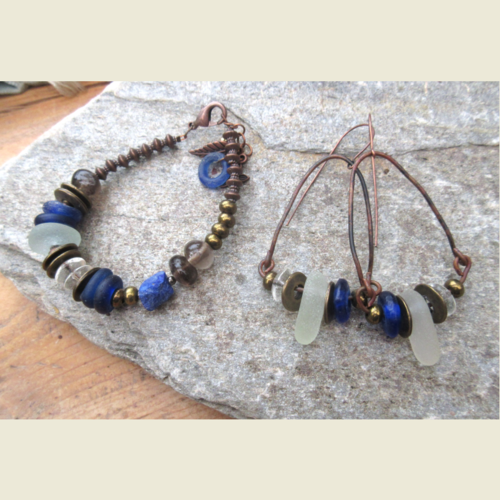 Les passeuses de mémoires: une parure nature bracelet et boucles d'oreille avec galets verre de la baltique, quartz fumé ..