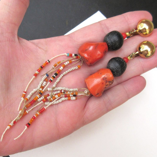 Des boucles d'oreille clips ethniques et pimpantes pour la belle saison avec corail, ébène .. !!!!!: "suaves parfums"