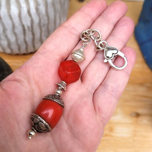 Un pendentif ethnique ... ou un bijou de sac singulier ? à vous de choisir : "ecoute les couleurs"