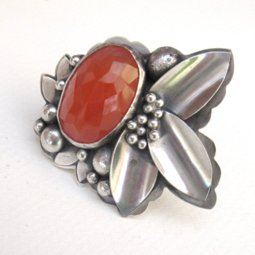 Côté vintage: une bague argent massif avec superbe cabochon de cornaline facettée ....