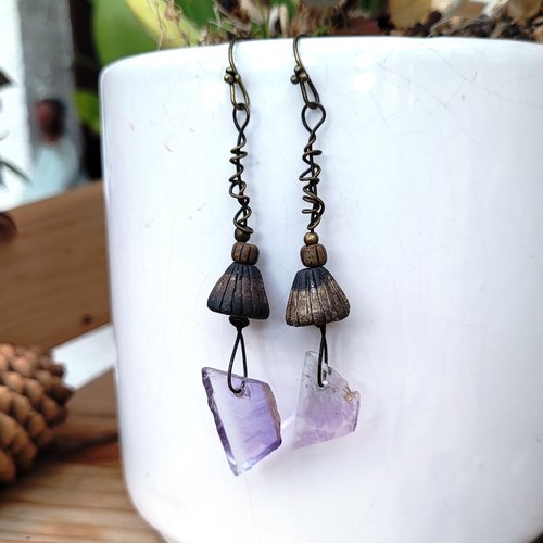 Des boucles d'oreille romantiques avec ces superbes cabochons en fluorite .... : "jour tendresse"