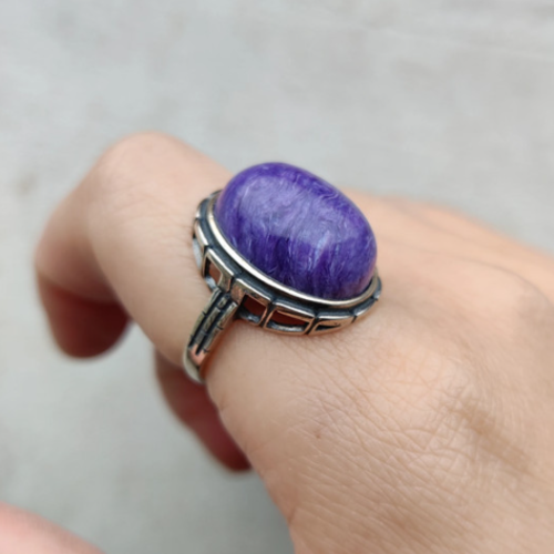 Une bague unique mixte ajustable argent massif 925,bijou amérindien bohème, avec cabochon charoite pour le côté vintage ....