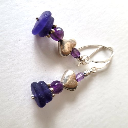 Boucles d'oreille pour les amoureux avec galets verre violet du sud -italie : "une rare tendresse" !!!!